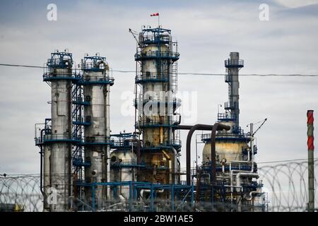 Moscou, Russie. 2 mai 2020. Tuyaux de la raffinerie de pétrole de Moscou dans la zone industrielle de Chagino-Kapotnya à Moscou, en Russie. Banque D'Images