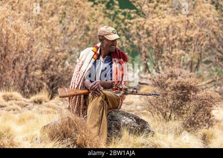 MONTAGNE SIMIEN, ETHIOPIE, 24 AVRIL 2019, scout de parc non identifié avec son fusil dans le parc national de montagne Simien. Travailler comme garde est l'un des rares Banque D'Images