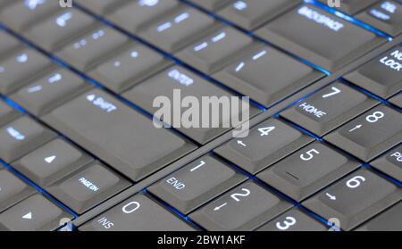 Clavier d'ordinateur portable rétroéclairé à LED de gros plan, bleu Banque D'Images