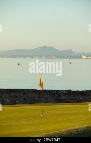 Aberdour, Fife, Royaume-Uni. 29 mai 2020. Le premier vert avec Édimbourg en arrière-plan le premier jour de levée des restrictions en Ecosse crédit: Richard Newton/Alay Live News Banque D'Images