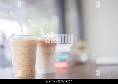 Tasse à café en plastique sur table en bois Banque D'Images