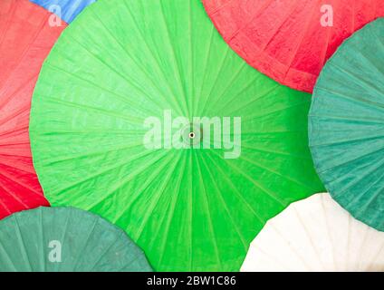 Parasols, faits main à Chiang Mai, Thaïlande. Banque D'Images