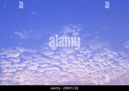 Les nuages gris et blancs ressemblent à de la laine de mouton ou à des vagues. Banque D'Images