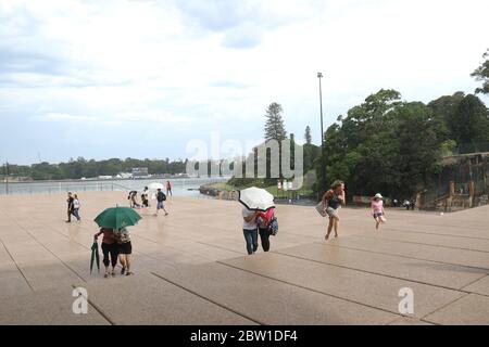 Sydney, Australie. 14 janvier 2016. Une chute soudaine a frappé Sydney vers 4:50. Les gens se sont précipités pour être couverts. Photo : les gens courent pour la couverture sous la sa Banque D'Images