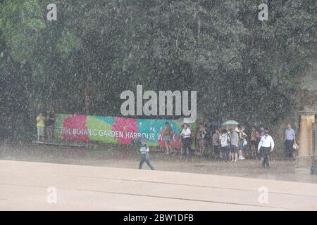 Sydney, Australie. 14 janvier 2016. Une chute soudaine a frappé Sydney vers 4:50. Les gens se sont précipités pour être couverts. Photo : les gens se réfugient à l'abri de la pluie Banque D'Images