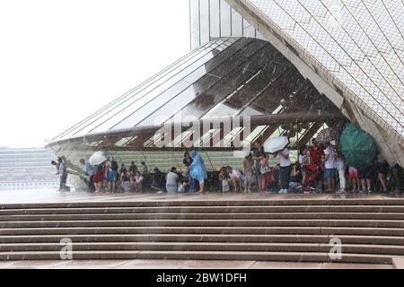 Sydney, Australie. 14 janvier 2016. Une chute soudaine a frappé Sydney vers 4:50. Les gens se sont précipités pour être couverts. Photo : les gens se réfugient à l'abri de la pluie de l'uedn Banque D'Images