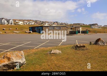 Ogmore by Sea Beach public convenances bloc au milieu du parking qui sont tous fermés à tous. Banque D'Images