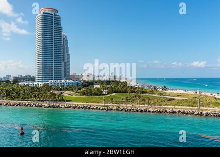 Vue sur Miami Beach et South point Park en premier plan à Miami, Floride, États-Unis d'Amérique. Banque D'Images