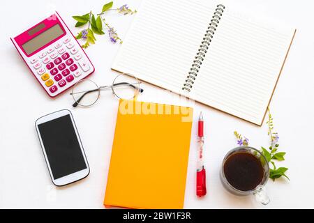 carnet journal, téléphone mobile, calculatrice pour le travail d'affaires avec café chaud expresso de style de vie arrangement plat de style de pose sur fond blanc de bois Banque D'Images