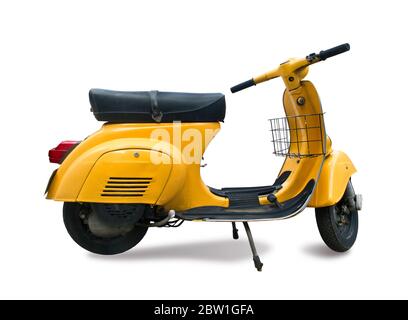 Scooter jaune classique isolé sur blanc Banque D'Images