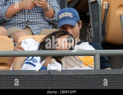 Mila Kunis et Ashton Kutcher regardent les Dogers de Los Angeles contre les Cardinals de St Louis dans la MLB au Dodger Stadium, Los Angeles. Avril 2014 Banque D'Images