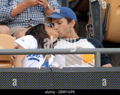 Mila Kunis et Ashton Kutcher regardent les Dogers de Los Angeles contre les Cardinals de St Louis dans la MLB au Dodger Stadium, Los Angeles. Avril 2014 Banque D'Images