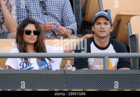 Mila Kunis et Ashton Kutcher regardent les Dogers de Los Angeles contre les Cardinals de St Louis dans la MLB au Dodger Stadium, Los Angeles. Avril 2014 Banque D'Images