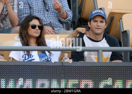 Mila Kunis et Ashton Kutcher regardent les Dogers de Los Angeles contre les Cardinals de St Louis dans la MLB au Dodger Stadium, Los Angeles. Avril 2014 Banque D'Images