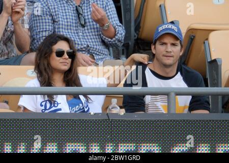 Mila Kunis et Ashton Kutcher regardent les Dogers de Los Angeles contre les Cardinals de St Louis dans la MLB au Dodger Stadium, Los Angeles. Avril 2014 Banque D'Images