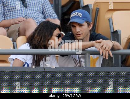 Mila Kunis et Ashton Kutcher regardent les Dogers de Los Angeles contre les Cardinals de St Louis dans la MLB au Dodger Stadium, Los Angeles. Avril 2014 Banque D'Images