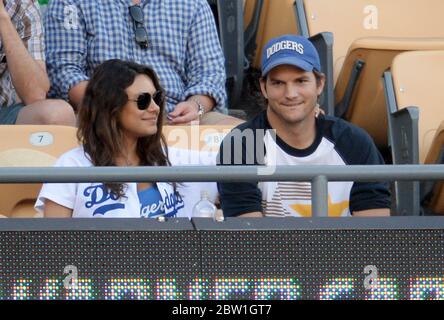 Mila Kunis et Ashton Kutcher regardent les Dogers de Los Angeles contre les Cardinals de St Louis dans la MLB au Dodger Stadium, Los Angeles. Avril 2014 Banque D'Images