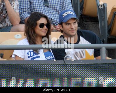 Mila Kunis et Ashton Kutcher regardent les Dogers de Los Angeles contre les Cardinals de St Louis dans la MLB au Dodger Stadium, Los Angeles. Avril 2014 Banque D'Images