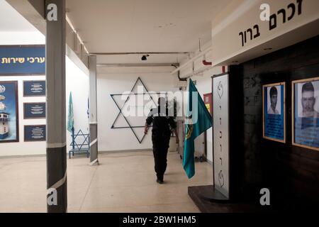 Une garante du Service pénitentiaire d'Israël communément connu en Israël par son acronyme Shabas ou ISP en anglais marchant dans la cour intérieure de la prison d'Eshel près de Beersheba en Israël Banque D'Images