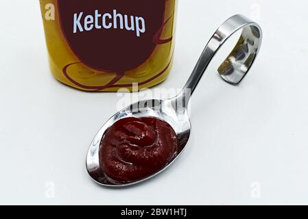 Ketchup frais isolé sur fond blanc Banque D'Images
