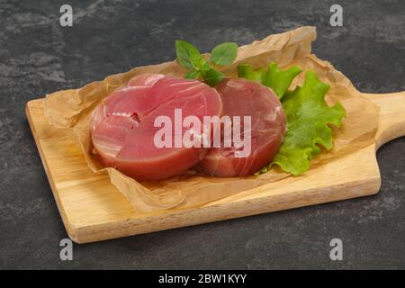 Raw tuna steak ronde prêt pour grill Banque D'Images