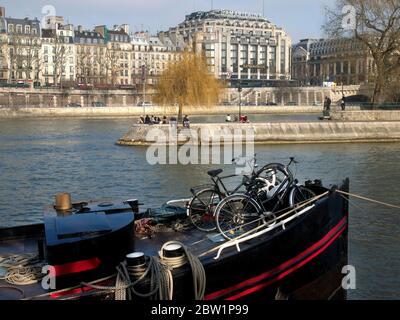 Péniche Acoste le long de la Seine, Ile-de-France, Paris, France Banque D'Images