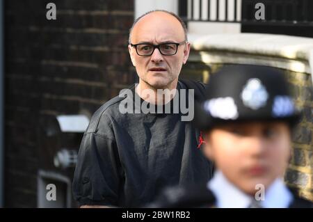 Dominic Cummings, le principal collaborateur du Premier ministre Boris Johnson, quitte sa maison du nord de Londres alors que la rangée au-dessus de son voyage à Durham pendant le confinement se poursuit. Banque D'Images