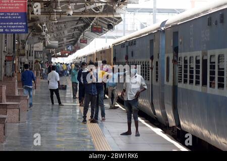 Prayagraj, Uttar Pradesh. 29 mai 2020. Prayagraj: Des migrants de Surat sont arrivés par un train spécial à la jonction de Prayagraj, pendant le confinement en cours de la COVID-19, à Prayagraj, le vendredi 29 mai 2020. Credit: Prabhat Kumar Verma/ZUMA Wire/Alamy Live News Banque D'Images