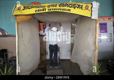 Prayagraj, Uttar Pradesh. 29 mai 2020. Prayagraj: Un ouvrier ferroviaire s'assainit dans un tunnel à la jonction de Prayagraj pendant le confinement de COVID-19, à Prayagraj, le vendredi 29 mai 2020. Credit: Prabhat Kumar Verma/ZUMA Wire/Alamy Live News Banque D'Images