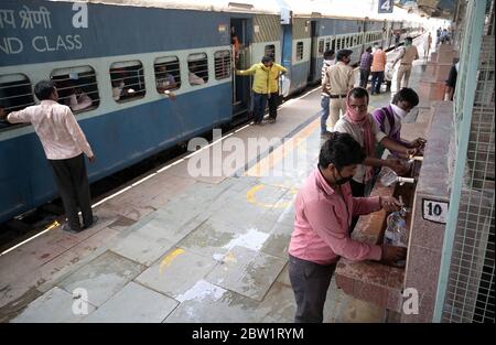 Prayagraj, Uttar Pradesh. 29 mai 2020. Prayagraj: Migrants voyageant de train spécial remplissant l'eau du robinet à la jonction de Prayagraj pendant le confinement en cours de COVID-19, à Prayagraj, le vendredi 29 mai 2020. Credit: Prabhat Kumar Verma/ZUMA Wire/Alamy Live News Banque D'Images