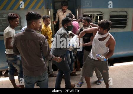 Prayagraj, Uttar Pradesh. 29 mai 2020. Prayagraj: Les migrants se sont donné une bouteille d'eau fournie par le chemin de fer à la jonction de Prayagraj, pendant le confinement en cours de la COVID-19, à Prayagraj, le vendredi 29 mai 2020. Credit: Prabhat Kumar Verma/ZUMA Wire/Alamy Live News Banque D'Images