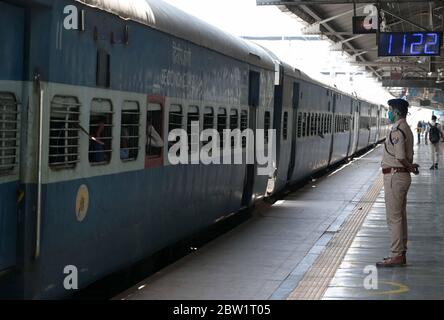 Prayagraj, Uttar Pradesh. 29 mai 2020. Prayagraj: Un policier garde vigile comme un train spécial est arrivé à la jonction de Prayagraj pendant le confinement en cours de COVID-19, à Prayagraj, le vendredi 29 mai 2020. Credit: Prabhat Kumar Verma/ZUMA Wire/Alamy Live News Banque D'Images