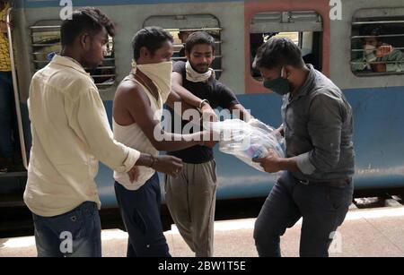 Prayagraj, Uttar Pradesh. 29 mai 2020. Prayagraj: Les migrants se sont donné une bouteille d'eau fournie par le chemin de fer à la jonction de Prayagraj, pendant le confinement en cours de la COVID-19, à Prayagraj, le vendredi 29 mai 2020. Credit: Prabhat Kumar Verma/ZUMA Wire/Alamy Live News Banque D'Images