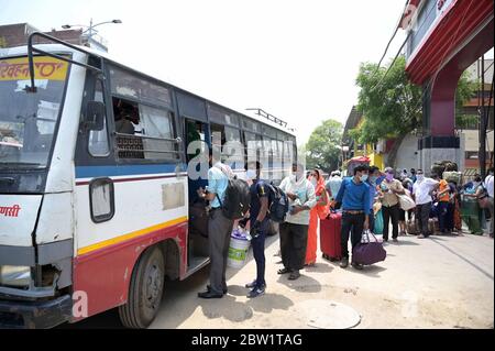 Prayagraj, Uttar Pradesh. 29 mai 2020. Prayagraj: Des migrants de Surat sont arrivés par un train spécial à bord d'autobus pour arriver dans leurs villages indigènes pendant le confinement en cours de la COVID-19, à Prayagraj, le vendredi 29 mai 2020. Credit: Prabhat Kumar Verma/ZUMA Wire/Alamy Live News Banque D'Images