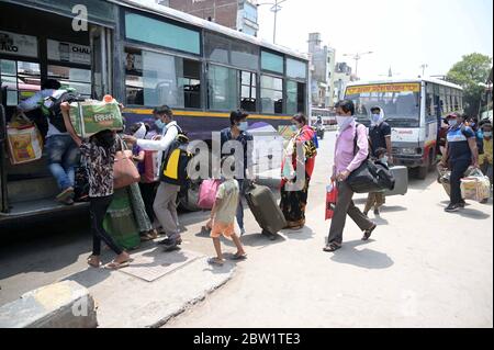 Prayagraj, Uttar Pradesh. 29 mai 2020. Prayagraj: Des migrants de Surat sont arrivés par un train spécial à bord d'autobus pour arriver dans leurs villages indigènes pendant le confinement en cours de la COVID-19, à Prayagraj, le vendredi 29 mai 2020. Credit: Prabhat Kumar Verma/ZUMA Wire/Alamy Live News Banque D'Images