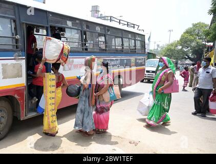 Prayagraj, Uttar Pradesh. 29 mai 2020. Prayagraj: Des migrants de Surat sont arrivés par un train spécial à bord d'autobus pour arriver dans leurs villages indigènes pendant le confinement en cours de la COVID-19, à Prayagraj, le vendredi 29 mai 2020. Credit: Prabhat Kumar Verma/ZUMA Wire/Alamy Live News Banque D'Images