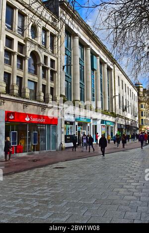 Vue sur une partie de Queen Street dans le centre-ville de Cardiff. Santander Bank & Poundland ne sont que deux des nombreux occupants. Les gens qui marchent au-delà. Banque D'Images