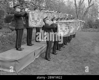 Couronnement. Les trompettistes s'exercent à Kneller Hall. Avec leurs trompettes accrochées de bannières colorées, 50 trompettistes de l'École militaire royale de musique pratique à Kneller Hall, Twickenham, les fanfares qu'ils sonneront au Coronation à l'abbaye de Westminster. Spectacles de photos : un trompettiste qui sonne le fanfare du Couronnement à Kneller Hall. 19 avril 1937 Banque D'Images