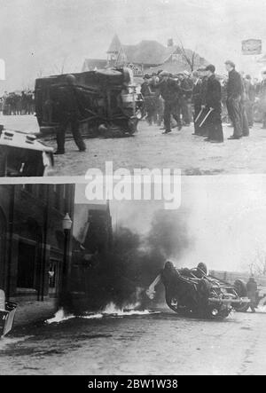 Les grévistes ont renversé et incendié les voitures de police. Les violentes émeutes dans lesquelles la police et d'autres voitures ont été attaquées et brûlées par les grévistes ont amené la ville d'Albert Lea, au Minnesota, au bord de la loi martiale. Les grévistes appartiennent à l'American Gas machine Company. De grandes quantités de gaz de taris ont été utilisées par la police pour tenter de rétablir l'ordre et, après la grève, le gouverneur Elmer A. Benson a dénoncé l'utilisation d'attaques au gaz les décrivant comme un outrage et un déni flagrant des droits civils. Photos: - photo du haut - les émeutiers qui renverent une voiture de police à Albert Lea, Minnesota - le Banque D'Images