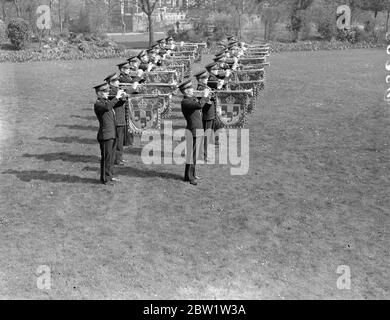 Couronnement. Les trompettistes s'exercent à Kneller Hall. Avec leurs trompettes accrochées de bannières colorées, 50 trompettistes de l'École militaire royale de musique pratique à Kneller Hall, Twickenham, les fanfares qu'ils sonneront au Coronation à l'abbaye de Westminster. Spectacles de photos : un trompettiste qui sonne le fanfare du Couronnement à Kneller Hall. 19 avril 1937 Banque D'Images