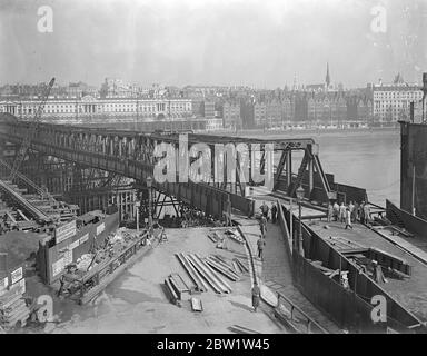 Le pont Waterloo s'est déplacé de 34 pieds vers l'est. Nouveau viaduc pour le rejoindre avec South Embankment. Le pont de Waterloo est fermé à la circulation de la titulaire pendant 30 heures, Se terminant à 6 heures demain (lundi) afin que la portée de 140 pieds de long du pont temporaire sur le côté sud puisse être mijotée vers l'est à une distance de 34 pieds pour fournir la place pour la construction de l'appui sud du pont newbridge. Comme un viaduc plus temporaire est construit pour relier le chemin Waterloo au pont temporaire dans sa nouvelle position. La photo montre la vue générale de l'opération avec le nouveau viaduc étant joint au pont au dessus de l'ancienne route Banque D'Images