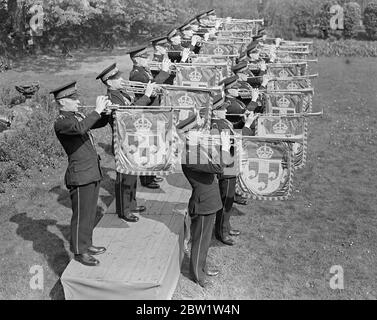 Couronnement. Les trompettistes s'exercent à Kneller Hall. Avec leurs trompettes accrochées de bannières colorées, 50 trompettistes de l'École militaire royale de musique pratique à Kneller Hall, Twickenham, les fanfares qu'ils sonneront au Coronation à l'abbaye de Westminster. Spectacles de photos : un trompettiste qui sonne le fanfare du Couronnement à Kneller Hall. 19 avril 1937 Banque D'Images