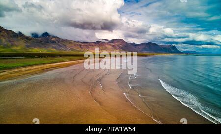 Photo aérienne générale du paysage du parc national de Snæfellsjökull. Mer, vagues, algues, vallée de la lave et montagnes. Journée calme dans l'ouest de l'Islande Banque D'Images