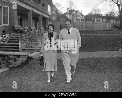 Professionnel de golf pour épouser son élève. W. J. Cox, le professionnel du club de golf de Wimbledon Park et joueur de la Ryder Cup, s'est engagé auprès d'un de ses élèves, Mlle Vera Cocking, de Park Langley, Beckenham. Le mariage devrait avoir lieu en août. Photos: W. J. Cox avec Miss Vera Cocking sur le terrain de golf de Wimbledon, une photo prise aujourd'hui. 11 avril 1937 Banque D'Images