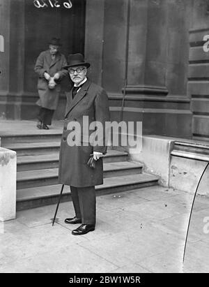 M. Ramsay MacDonald préside la Conférence internationale sur le sucre à Londres . Vingt-deux pays sont représentés à la Conférence internationale sur le sucre convoquée par la Société des Nations qui a ouvert ses portes à la salle Locarno du Foreign Office , Londres . L'objet de la conférence est d'examiner la possibilité d'un accord international pour réglementer la production et la commercialisation du sucre . Expositions de photos , M. Ramsay Macdonald Président de la Conférence et chef de la délégation du Royaume-Uni , arrivée au Foreign Office . 5 avril 1937 Banque D'Images