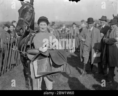 Grand National des femmes à Hatfield Heath . Mlle Granger gagne . Le club de chasse d'Essex a tenu sa première course pour les femmes cavaliers lorsque leur rencontre point à point a eu lieu à Hatfield Heath , Hertfordshire . Beaucoup des meilleures femmes de tout le pays ont participé à la vase de Warwick , un trophée donné par Frances Comtesse de Warwick . Photos montre , Mlle Granger avec son cheval gagnant ' hack Class ' . 3 avril 1937 Banque D'Images