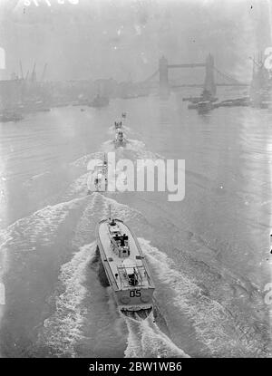 La barge royale mène à la répétition de la visite de Kings River. La répétition a eu lieu sur la Tamise pour le voyage du roi de Westminster à Greenwich mardi prochain, lorsqu'il ouvrira le nouveau Musée maritime national. La barge Kings était en tête. Expositions de photos, la barge Kings en direction de la procession à travers le Paul de Londres avec Tower Bridge en arrière-plan. 24 avril 1937 Banque D'Images