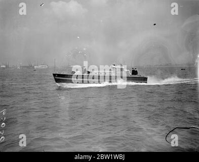 La barge devant être utilisée par King et Queen à Coronation Naval Review subit des essais dans l'eau de Southampton. La barge de l'amiral de 45 pieds devant être utilisée pour le roi et la reine au Coronation a subi des essais dans l'eau de Southampton. La barge a été construite par la compagnie de bateau de moteur britannique à Hythe. Photos montre: La Barge coupant à travers l'eau à ses essais. 1er avril 1937 Banque D'Images