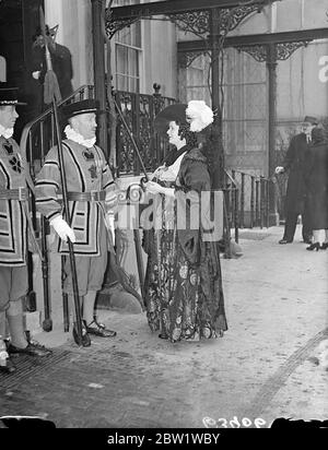 Beatrice sous la pluie. Répétition de la balle de couronnement délavée. La forte pluie de Londres a fait délaler la répétition qui devait avoir lieu dans Someries House, maison de Lady Zia Warner, dans Regent's Park, pour le bal de Coronation. Le bal aura lieu au Royal Albert Hall le 13 mai. Photos : Lady Frances Cole, en tant que Beatrice de Shakespeare, étant informée par Beefeater à la Maison des Someries que la répétition a été reportée. 28 avril 1937 Banque D'Images