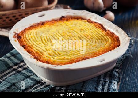 Tarte au Berger ou à la maison. Viande de bœuf hachée et légumes avec purée de pommes de terre dans un plat de cocotte Banque D'Images